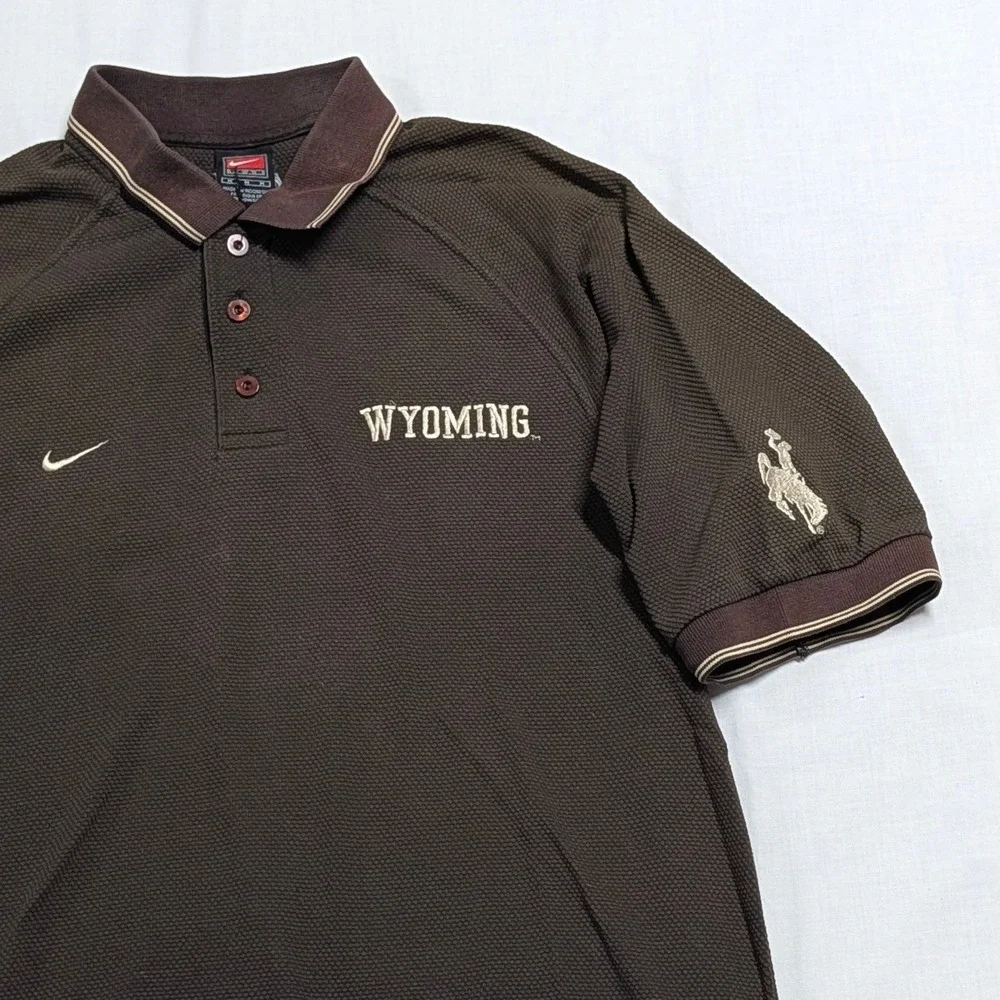 Nike Team Wyoming Cowboys Men Brown Polo Shirt Medium NCAA Collegiate Sportswear